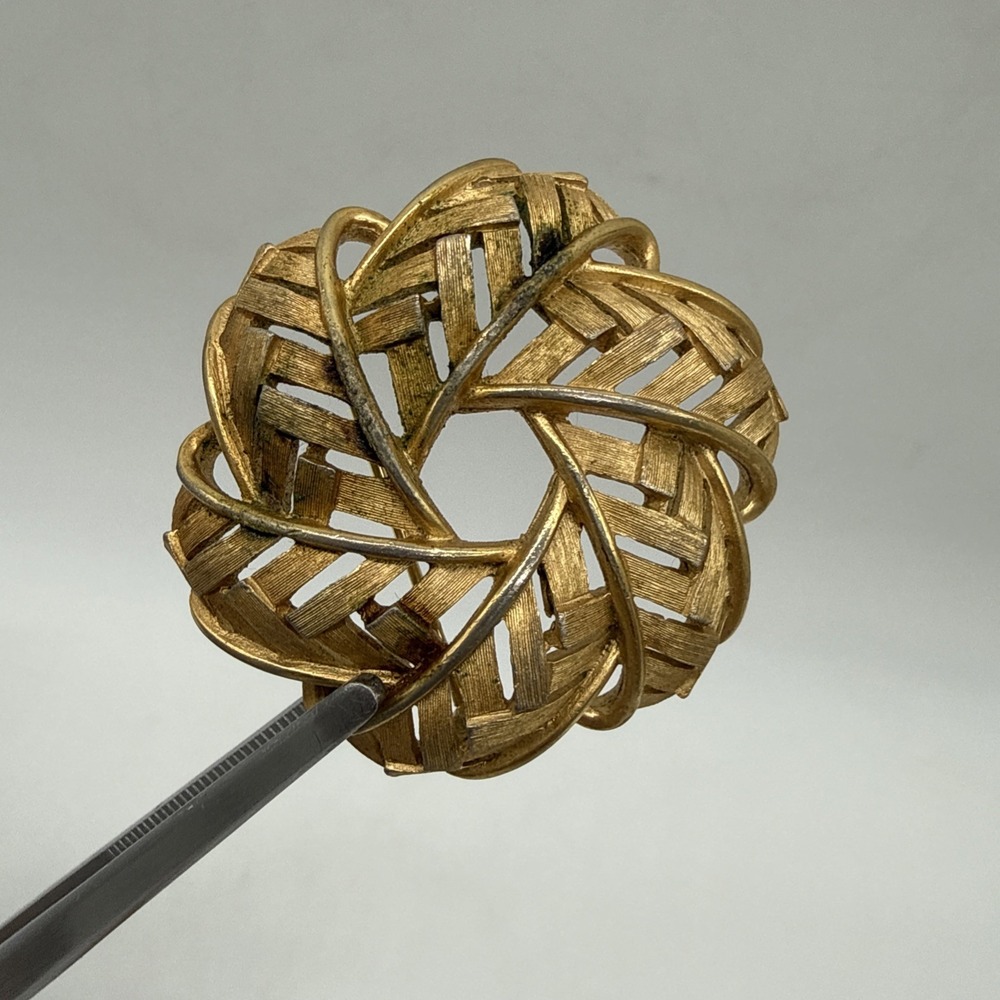 TRIFARI GOLD TONE WREATH/RIBBON CIRCLE BROOCH PIN (READ)
